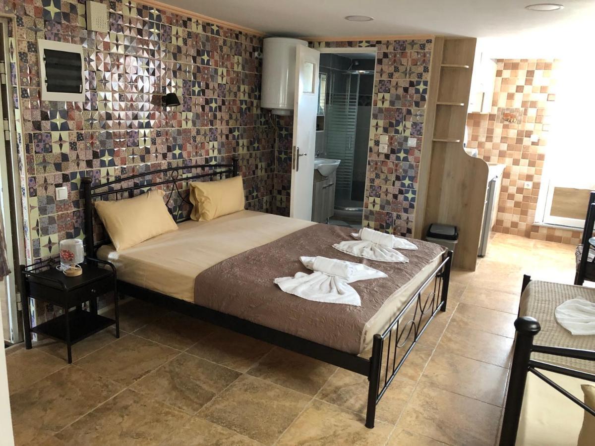 Nikolakakis Rooms Lavrio Exterior photo