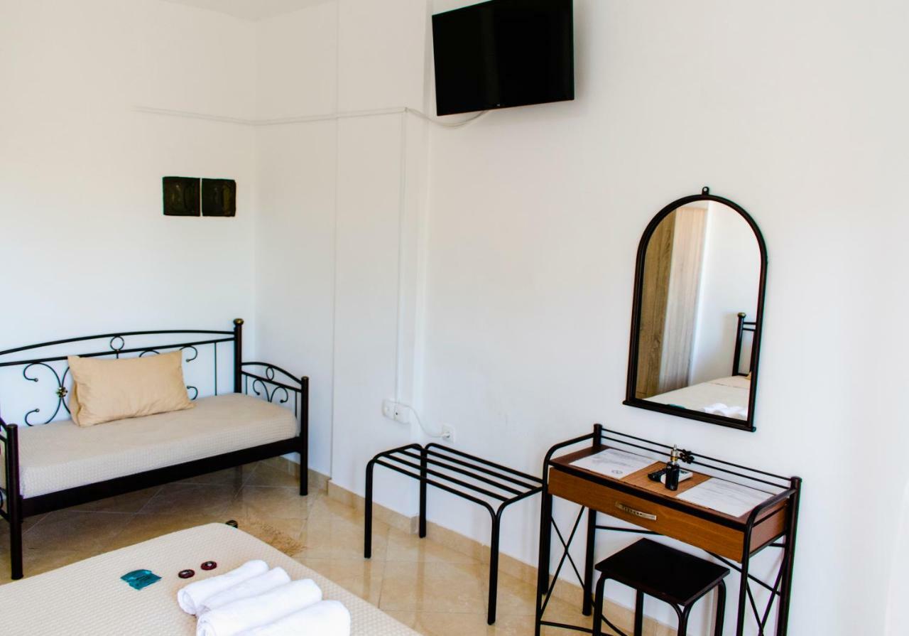 Nikolakakis Rooms Lavrio Exterior photo